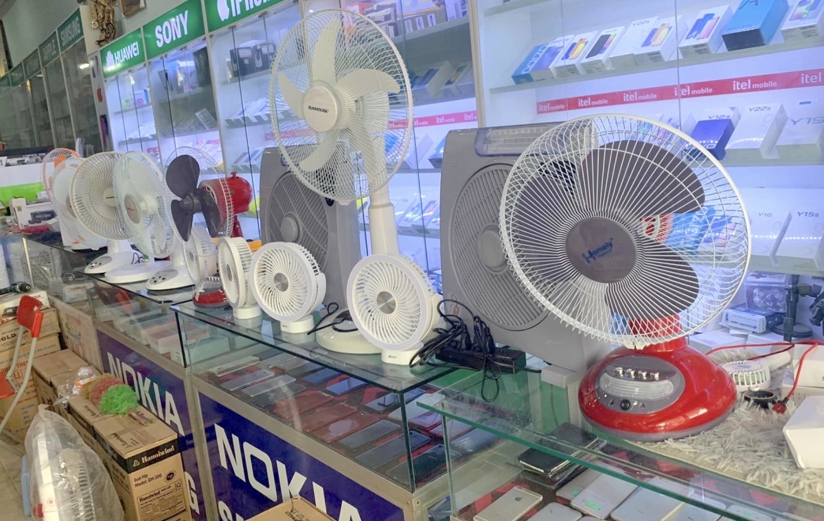 Có nên vừa sạc vừa dùng quạt tích điện không? Ghi nhớ những lưu ý để dùng quạt hiệu quả, lâu bền - Ảnh 1. Có nên vừa sạc vừa dùng quạt tích điện không? Ghi nhớ những lưu ý để dùng quạt hiệu quả, lâu bền - Ảnh 1.