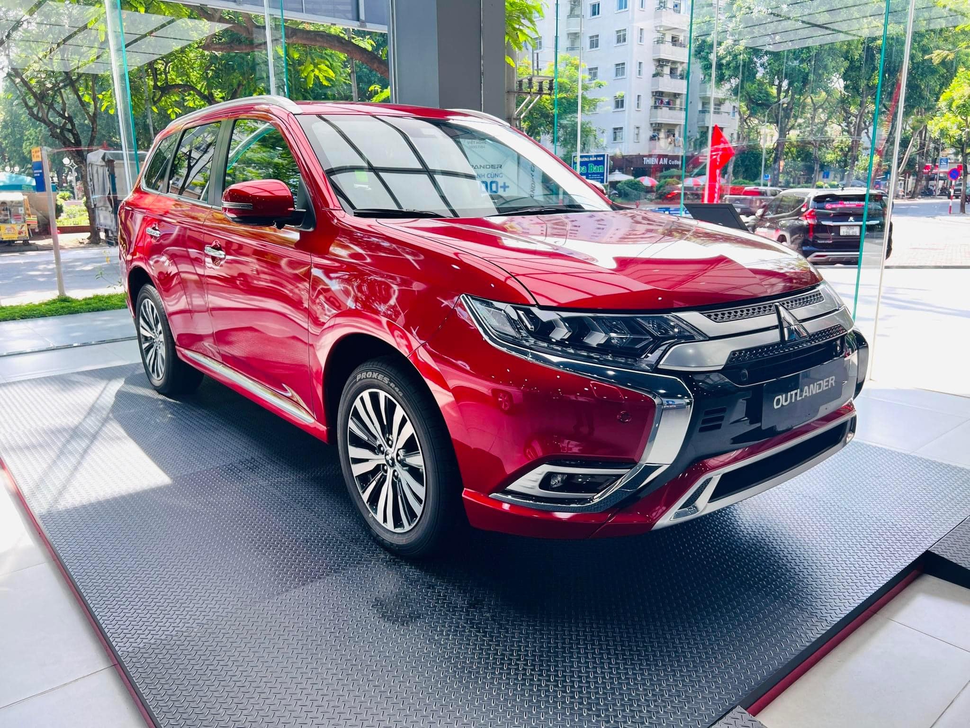 Mitsubishi Outlander giảm giá sâu tại đại lý, lăn bánh chưa tới 800 triệu, rẻ nhất nhóm SUV hạng C Nhật, Hàn - Ảnh 1. Mitsubishi Outlander giảm giá sâu tại đại lý, lăn bánh chưa tới 800 triệu, rẻ nhất nhóm SUV hạng C Nhật, Hàn - Ảnh 1.