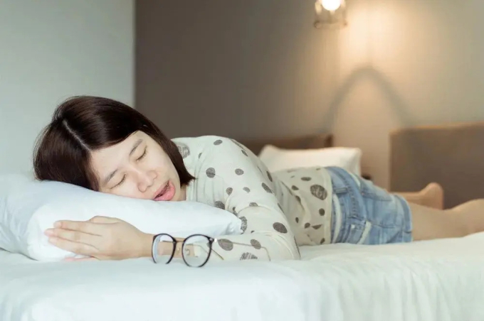 Chảy nước dãi khi ngủ có bình thường không? Nếu chảy theo 4 kiểu này thì gặp bác sĩ nhanh còn kịp- Ảnh 1. Chảy nước dãi khi ngủ có bình thường không? Nếu chảy theo 4 kiểu này thì gặp bác sĩ nhanh còn kịp- Ảnh 1.