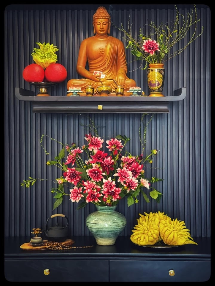 Lọ hoa trên bàn thờ đặt bên trái hay bên phải mới đúng? - Ảnh 1. Lọ hoa trên bàn thờ đặt bên trái hay bên phải mới đúng? - Ảnh 1.