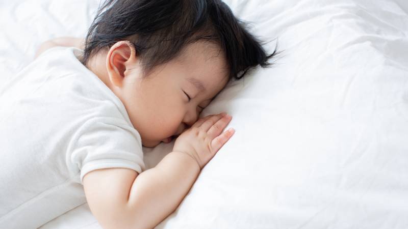 Ngủ sấp giúp trẻ phát triển tốt nhưng có 4 tư thế ngủ này cha mẹ nhất định phải thay đổi cho con mình- Ảnh 1. Ngủ sấp giúp trẻ phát triển tốt nhưng có 4 tư thế ngủ này cha mẹ nhất định phải thay đổi cho con mình- Ảnh 1.