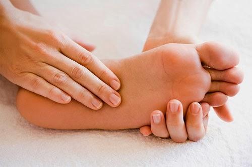 6 dấu hiệu dễ thấy ở bàn chân cảnh báo bạn có thể đang mang trọng bệnh: Ai hay chuột rút, lạnh chân cần rất để ý - Ảnh 1. 6 dấu hiệu dễ thấy ở bàn chân cảnh báo bạn có thể đang mang trọng bệnh: Ai hay chuột rút, lạnh chân cần rất để ý - Ảnh 1.