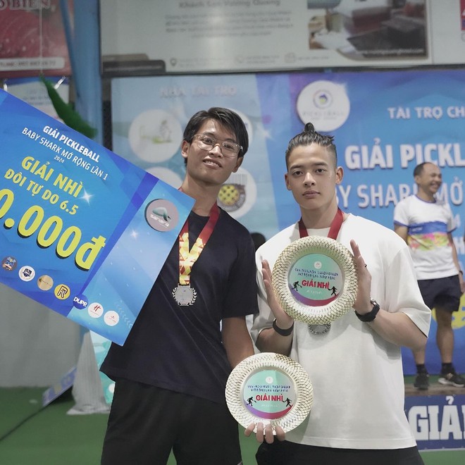 Vì sao dân tình đổ xô kéo nhau ra sân chơi pickleball: Môn này nguy hiểm vì nó... quá vui!- Ảnh 1. Vì sao dân tình đổ xô kéo nhau ra sân chơi pickleball: Môn này nguy hiểm vì nó... quá vui!- Ảnh 1.