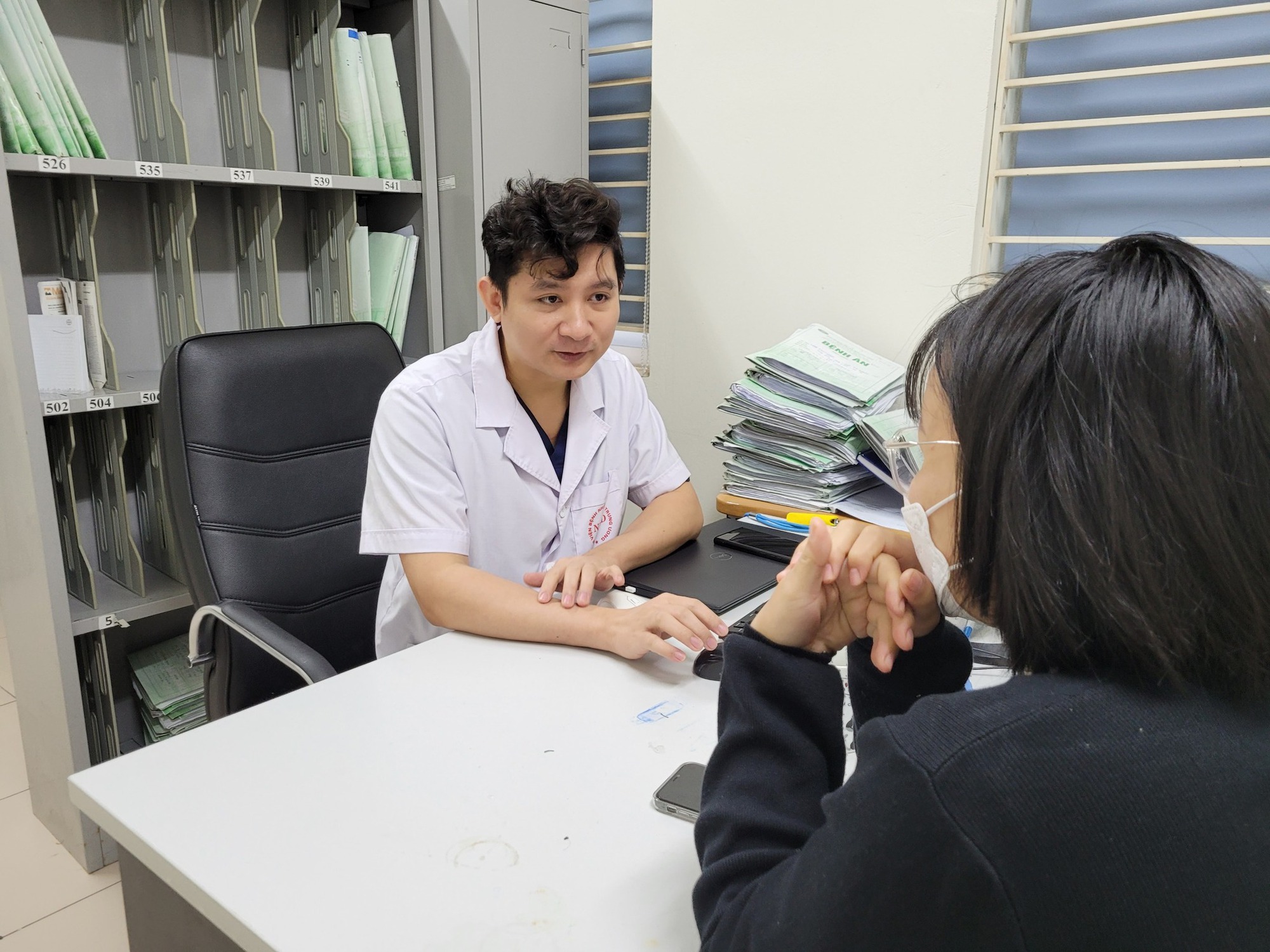 Uống cà phê âm thầm Uống cà phê âm thầm