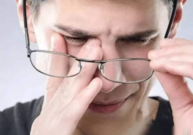Co giật mí mắt: Không phải là điềm báo như nhiều người nhầm tưởng mà có thể tiềm ẩn nguy cơ bệnh về mắt! - Ảnh 1. Co giật mí mắt: Không phải là điềm báo như nhiều người nhầm tưởng mà có thể tiềm ẩn nguy cơ bệnh về mắt! - Ảnh 1.