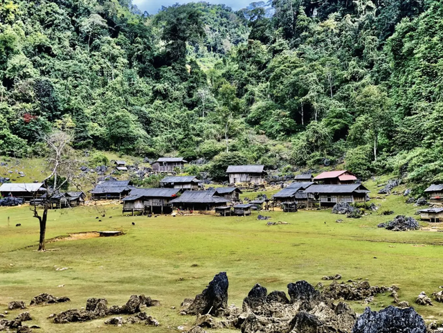 Phát hiện ''ngôi làng nguyên thuỷ'' nằm tách biệt với thế giới bên ngoài: Cả làng chỉ có 20 hộ dân, không dùng điện, đường vào gập ghềnh nhưng cảnh đẹp như tranh vẽ- Ảnh 1. Phát hiện ''ngôi làng nguyên thuỷ'' nằm tách biệt với thế giới bên ngoài: Cả làng chỉ có 20 hộ dân, không dùng điện, đường vào gập ghềnh nhưng cảnh đẹp như tranh vẽ- Ảnh 1.
