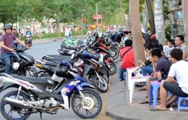 Lỗi đỗ xe máy dưới lòng đường phạt bao nhiêu?- Ảnh 1. Lỗi đỗ xe máy dưới lòng đường phạt bao nhiêu?- Ảnh 1.
