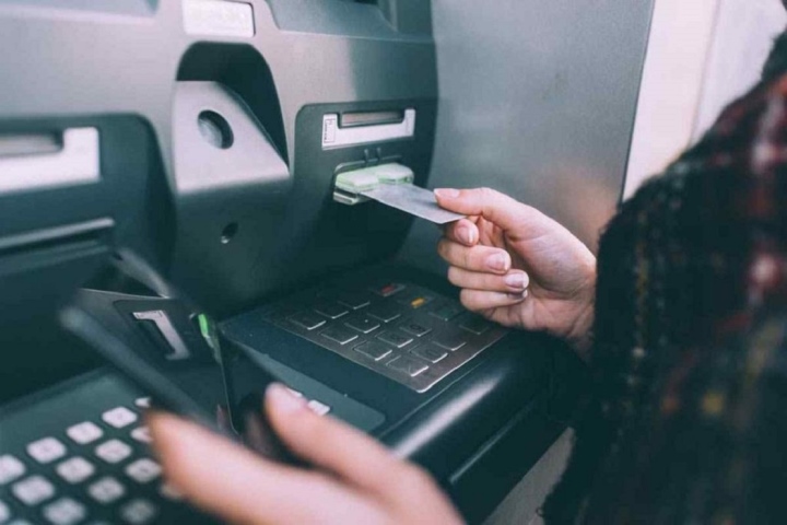 atm-tru-tien-nhung-khong-nha-tien-10143147 atm tru tien nhung khong nha tien 10143147