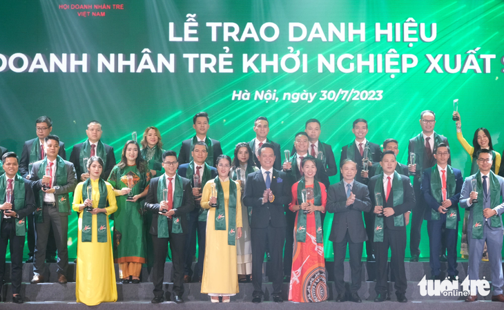 Vinh danh 81 doanh nhân trẻ khởi nghiệp, nộp ngân sách 39 tỉ đồng - Ảnh 2. Trao danh hiệu Doanh nhân trẻ khởi nghiệp xuất sắc năm 2023 - Ảnh: HÀ THANH