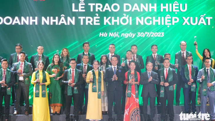 Trao danh hiệu Doanh nhân trẻ khởi nghiệp xuất sắc năm 2023 - Ảnh: HÀ THANH