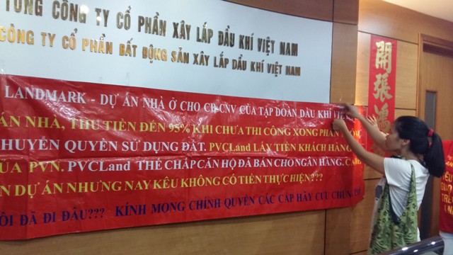 du-an-petrovietnam-landmark-duoc-va-thi-ma-da-sung Khách hàng đã giăng biểu ngữ đòi nhà đỏ rực khắp văn phòng làm việc của công ty PVC Land.