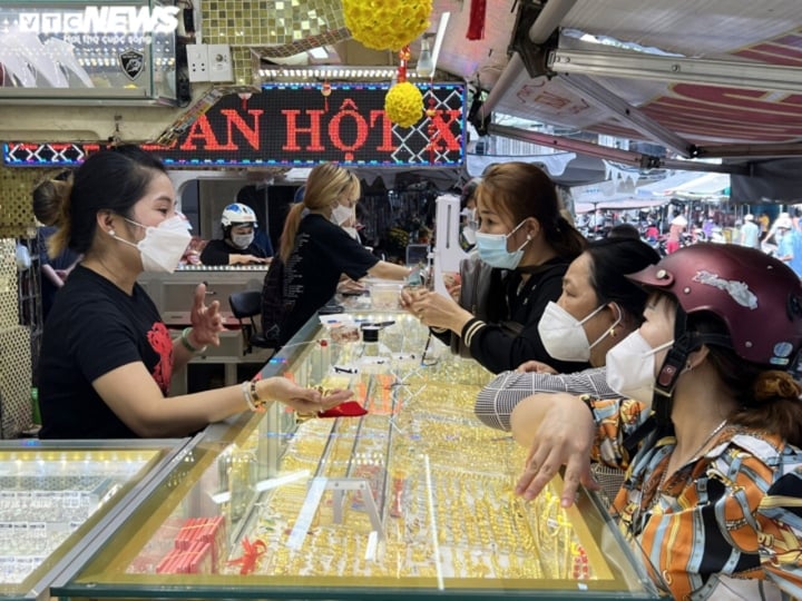 Mua vàng hay gửi tiết kiệm ở ngân hàng lợi hơn? - Ảnh 1. Mua vàng hay gửi tiết kiệm ở ngân hàng lợi hơn? - Ảnh 1.