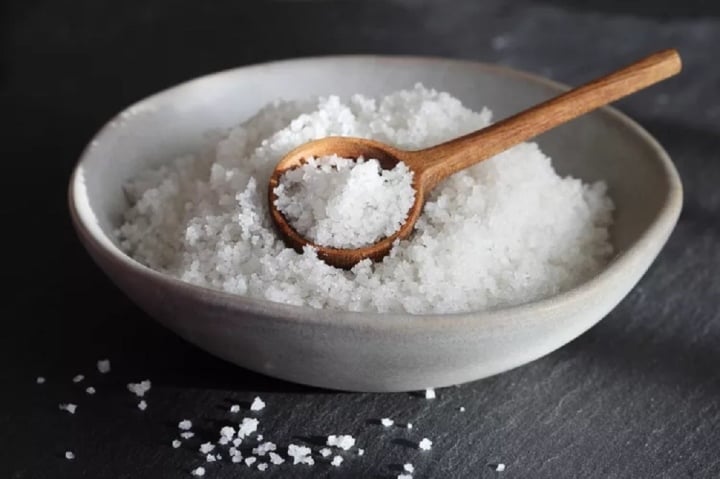 Đặt bát muối ở góc nhà có tác dụng gì? - Ảnh 1. Đặt bát muối ở góc nhà có tác dụng gì? - Ảnh 1.