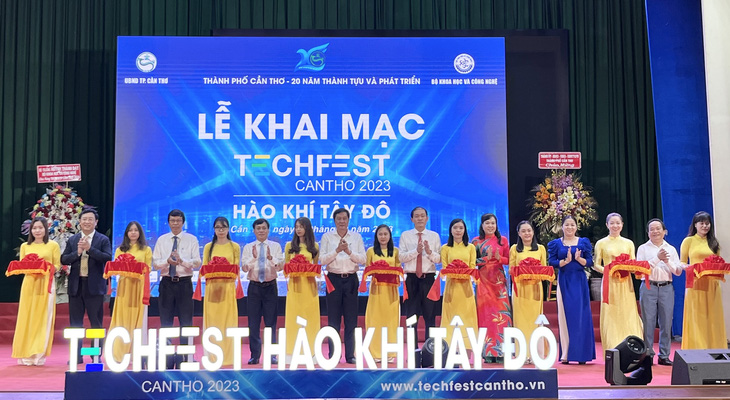 Lãnh đạo thành phố Cần Thơ cắt băng khai mạc Techfest Cantho 2023 - Ảnh: LAN NGỌC