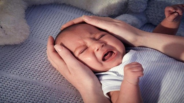 Khi trẻ ngã từ trên giường xuống đất, cha mẹ không nên đỡ trẻ lên luôn mà đây mới chính là điều cần làm - Ảnh 1. Khi trẻ ngã từ trên giường xuống đất, cha mẹ không nên đỡ trẻ lên luôn mà đây mới chính là điều cần làm - Ảnh 1.