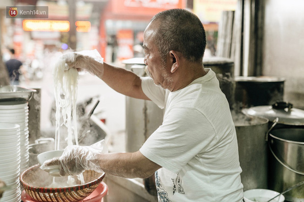 Phở Hà Nội nổi tiếng thì ai cũng biết, nhưng chỉ có 6 quán từng được lên báo nước ngoài, khách Tây đến thử đông nghịt - Ảnh 1. Phở Hà Nội nổi tiếng thì ai cũng biết, nhưng chỉ có 6 quán từng được lên báo nước ngoài, khách Tây đến thử đông nghịt - Ảnh 1.