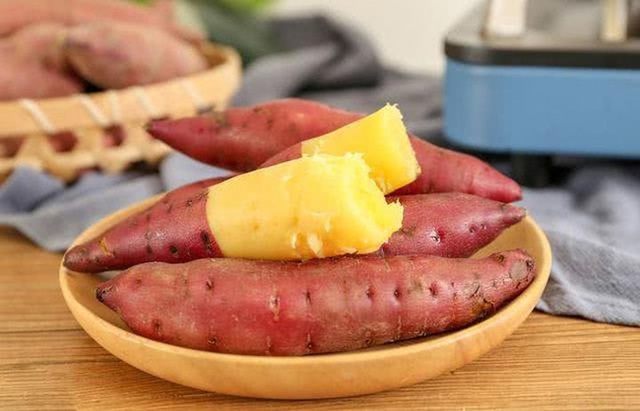 Khoai lang có tác dụng nhuận tràng, tuy nhiên nếu ăn sai cách sẽ phản tác dụng, làm tăng tình trạng táo bón - Ảnh 1. Khoai lang có tác dụng nhuận tràng, tuy nhiên nếu ăn sai cách sẽ phản tác dụng, làm tăng tình trạng táo bón - Ảnh 1.