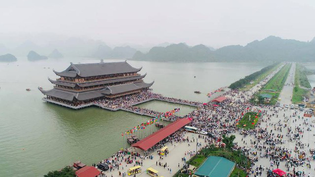 Kinh nghiệm đi chùa Tam Chúc để không bị đông nghẹt người mà lại ngắm được cảnh đẹp - Ảnh 1. Kinh nghiệm đi chùa Tam Chúc để không bị đông nghẹt người mà lại ngắm được cảnh đẹp - Ảnh 1.