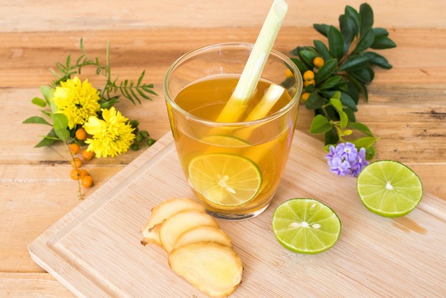 Đã có trường hợp ôm bụng đau đớn vì uống nước chanh sả gừng để diệt nCoV, thứ nước này thực sự có tác dụng thế nào? - Ảnh 1. Đã có trường hợp ôm bụng đau đớn vì uống nước chanh sả gừng để diệt nCoV, thứ nước này thực sự có tác dụng thế nào? - Ảnh 1.