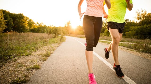 Chạy bộ hay bơi lội tốt hơn cho sức khỏe: Lưu ý yếu tố đặc biệt này để lựa chọn cách rèn luyện cơ thể tốt nhất - Ảnh 1. Chạy bộ hay bơi lội tốt hơn cho sức khỏe: Lưu ý yếu tố đặc biệt này để lựa chọn cách rèn luyện cơ thể tốt nhất - Ảnh 1.