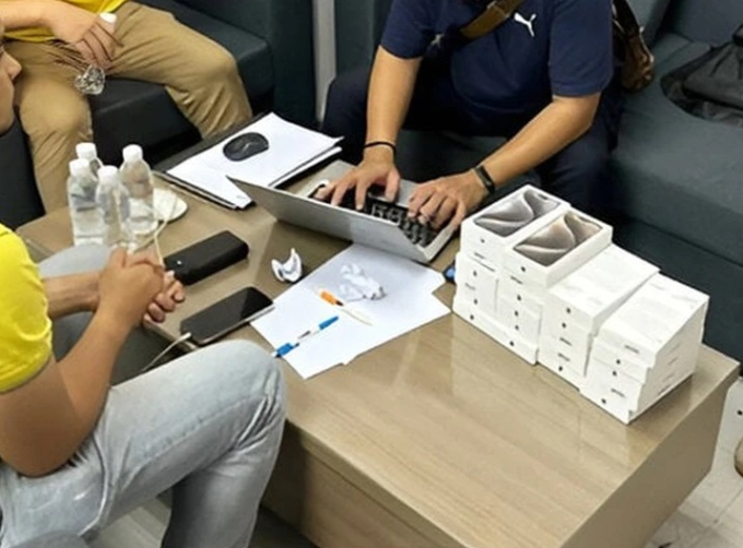 iPhone 15 Pro Max đang cháy hàng, vì sao chuyên gia lại cảnh báo bạn đừng vội vàng mua hàng xách tay? - Ảnh 1. iPhone 15 Pro Max đang cháy hàng, vì sao chuyên gia lại cảnh báo bạn đừng vội vàng mua hàng xách tay? - Ảnh 1.