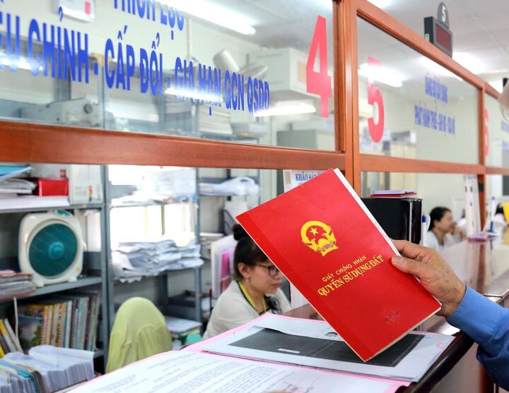 Mua bán đất bằng giấy viết tay, trường hợp nào được làm sổ đỏ?- Ảnh 1. Mua bán đất bằng giấy viết tay, trường hợp nào được làm sổ đỏ?- Ảnh 1.