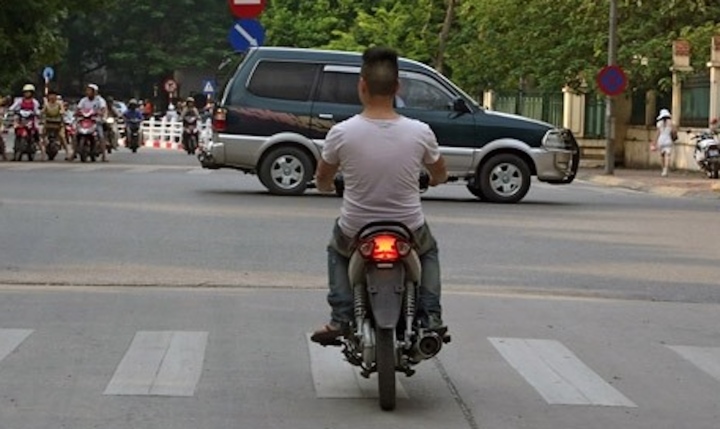Đi xe máy không biển số bị phạt bao nhiêu tiền? - Ảnh 1. Đi xe máy không biển số bị phạt bao nhiêu tiền? - Ảnh 1.