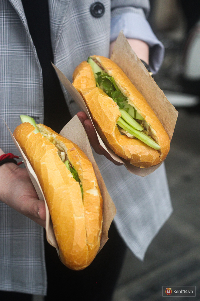 Hàng bánh mì kiêu chảnh nhất Hà Nội nhưng khách xếp hàng nườm nượp: Có gì mà hot quá vậy? - Ảnh 1. Hàng bánh mì kiêu chảnh nhất Hà Nội nhưng khách xếp hàng nườm nượp: Có gì mà hot quá vậy? - Ảnh 1.