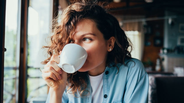Người thường xuyên uống cà phê và người không uống, ai sống thọ hơn? 2 nghiên cứu cùng khẳng định 1 kết quả bất ngờ- Ảnh 1. Người thường xuyên uống cà phê và người không uống, ai sống thọ hơn? 2 nghiên cứu cùng khẳng định 1 kết quả bất ngờ- Ảnh 1.