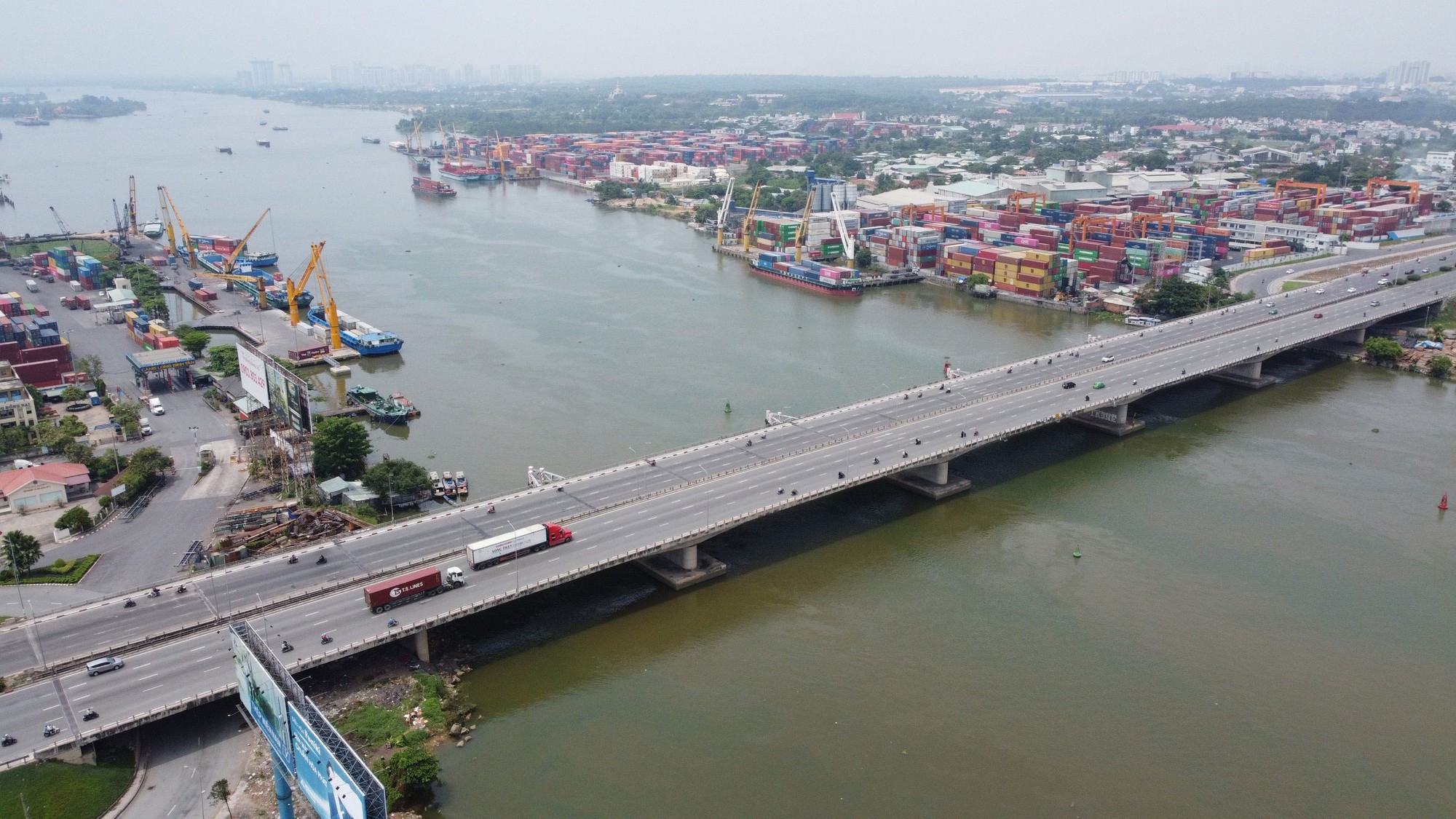 Tỉnh Đồng Nai đang kêu gọi đầu tư 3 trung tâm logistics vùng phụ cận sân bay Long Thành. Trong ảnh: Bốc dỡ hàng hóa tại cảng Đồng Nai Tỉnh Đồng Nai đang kêu gọi đầu tư 3 trung tâm logistics vùng phụ cận sân bay Long Thành. Trong ảnh: Bốc dỡ hàng hóa tại cảng Đồng Nai