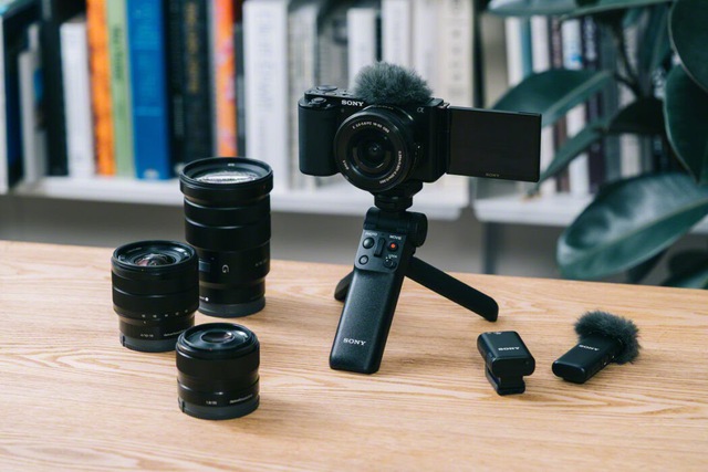 Sony ra mắt máy ảnh Alpha ZV-E10: Nhiều tính năng thú vị cho Vlogger, giá 18,9 triệu đồng - Ảnh 1. Sony ra mắt máy ảnh Alpha ZV-E10: Nhiều tính năng thú vị cho Vlogger, giá 18,9 triệu đồng - Ảnh 1.