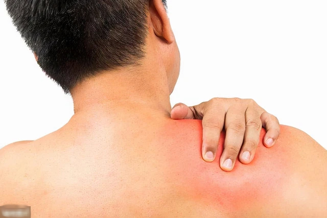 Ngỡ rằng bị đau bả vai thông thường, người đàn ông 55 tuổi bất ngờ bị chẩn đoán ung thư phổi: Dấu hiệu đáng ngạc nhiên cảnh báo ung thư không phải ai cũng biết - Ảnh 1. Ngỡ rằng bị đau bả vai thông thường, người đàn ông 55 tuổi bất ngờ bị chẩn đoán ung thư phổi: Dấu hiệu đáng ngạc nhiên cảnh báo ung thư không phải ai cũng biết - Ảnh 1.