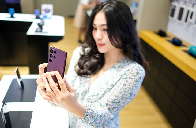 Cận cảnh Galaxy S22 Ultra - liệu có xứng đáng ngôi vua smartphone Android? - Ảnh 1. Cận cảnh Galaxy S22 Ultra - liệu có xứng đáng ngôi vua smartphone Android? - Ảnh 1.