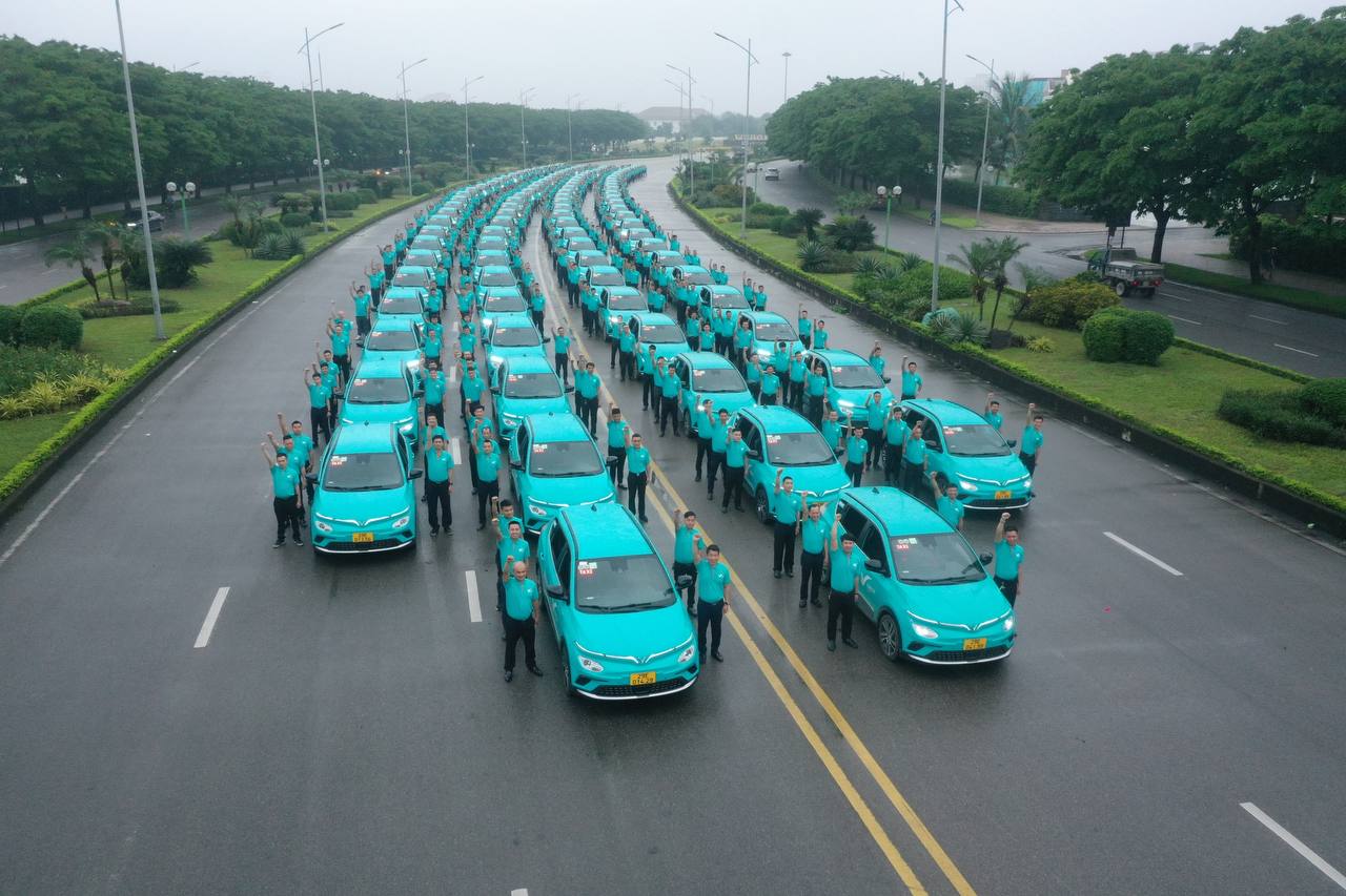 Taxi Xanh SM của ông Phạm Nhật Vượng vừa ra mắt chưa đầy 24h, phản ứng của người dùng: “Tiền nào của đấy” - Ảnh 1. Taxi Xanh SM của ông Phạm Nhật Vượng vừa ra mắt chưa đầy 24h, phản ứng của người dùng: “Tiền nào của đấy” - Ảnh 1.