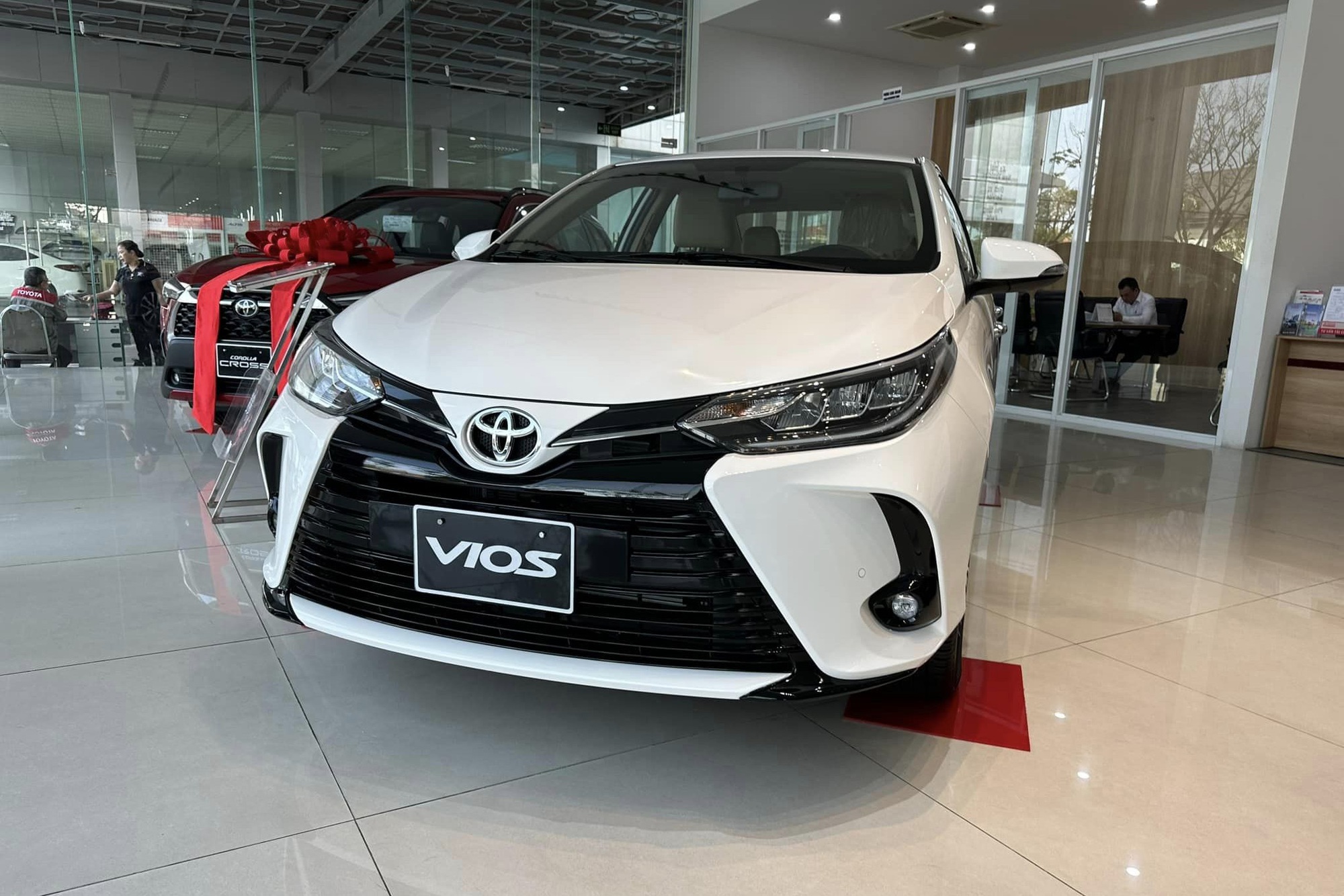 Toyota Vios bán lẫn lộn cũ mới: Bản cũ giảm 110 triệu xả hàng, bản mới ưu đãi lớn chưa từng có - Ảnh 1. Toyota Vios bán lẫn lộn cũ mới: Bản cũ giảm 110 triệu xả hàng, bản mới ưu đãi lớn chưa từng có - Ảnh 1.