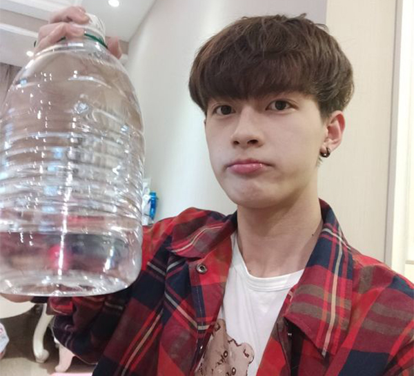 Uống nhiều nước vào 4 thời điểm trong ngày tốt chẳng thấy đâu, bệnh tật còn ùn ùn kéo tới- Ảnh 1. Uống nhiều nước vào 4 thời điểm trong ngày tốt chẳng thấy đâu, bệnh tật còn ùn ùn kéo tới- Ảnh 1.