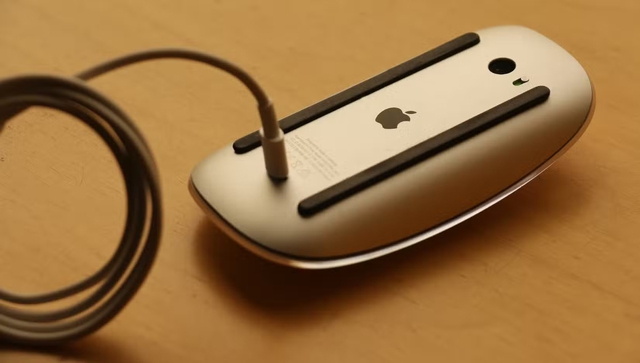 Apple gây tranh cãi về thiết kế 2 sản phẩm mới- Ảnh 1. Apple vẫn luôn chú trọng hình thức hơn chức năng