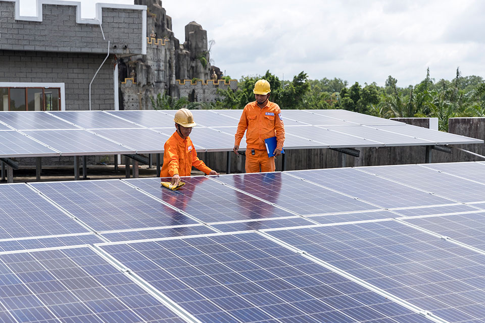 Nhiều ý kiến cho rằng khó khuyến khích đầu tư nếu điện mặt trời mái nhà dư thừa không được bán Ảnh: EVN Nhiều ý kiến cho rằng khó khuyến khích đầu tư nếu điện mặt trời mái nhà dư thừa không được bán Ảnh: EVN