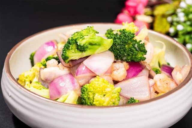 Mỗi ngày ăn 1 củ hành sống để chống ung thư, nửa năm sau sức khỏe người phụ nữ 58 tuổi thế nào? - Ảnh 1. Mỗi ngày ăn 1 củ hành sống để chống ung thư, nửa năm sau sức khỏe người phụ nữ 58 tuổi thế nào? - Ảnh 1.