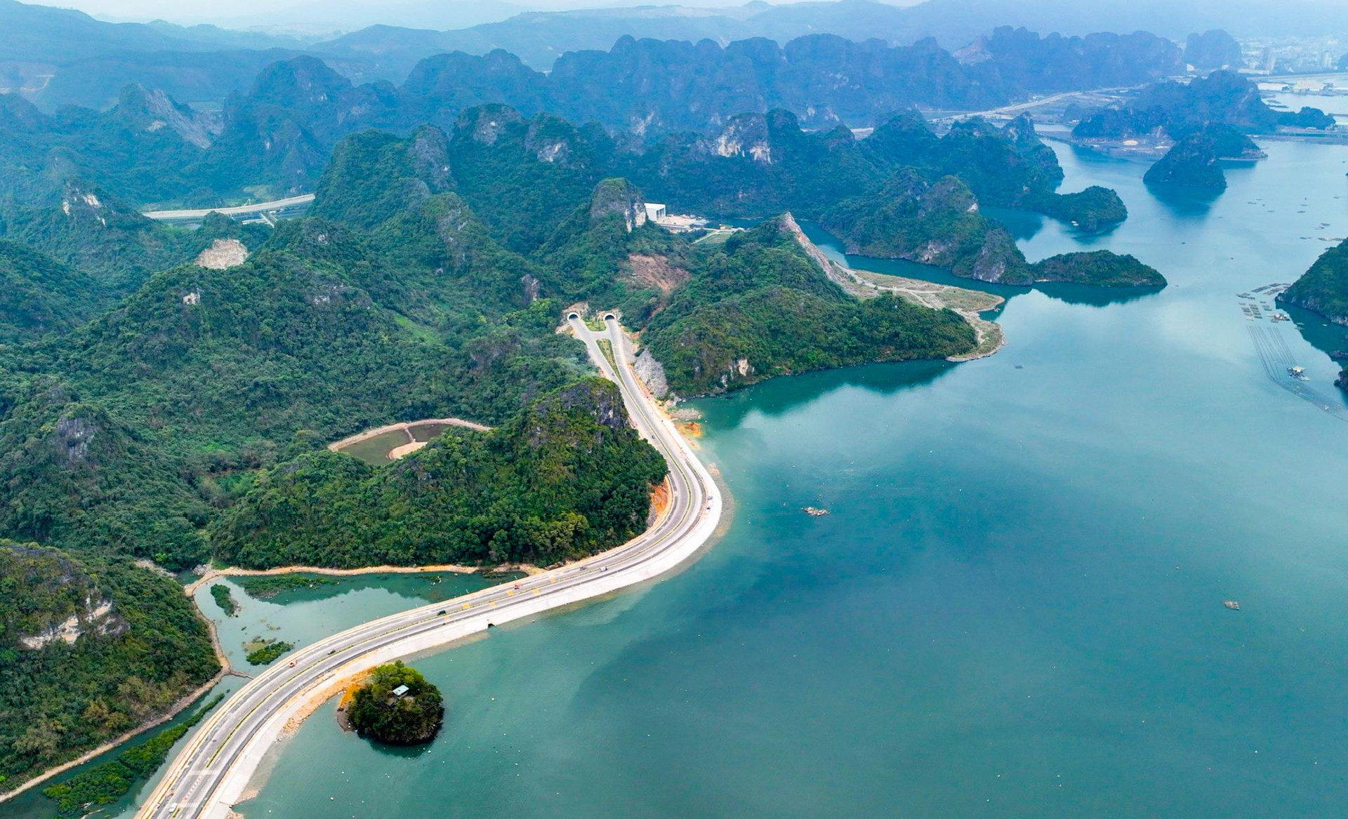 Điểm bất ngờ của thị trường bất động sản Quảng Ninh, tỉnh có nhiều thành phố nhất cả nước - Ảnh 1. Điểm bất ngờ của thị trường bất động sản Quảng Ninh, tỉnh có nhiều thành phố nhất cả nước - Ảnh 1.