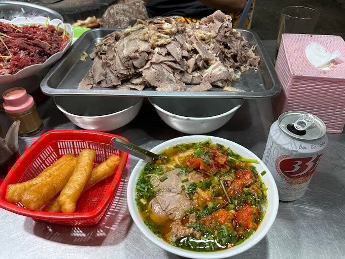 Những quán phở đêm nổi tiếng Hà Nội nghỉ lễ vẫn đông khách- Ảnh 1. Những quán phở đêm nổi tiếng Hà Nội nghỉ lễ vẫn đông khách- Ảnh 1.