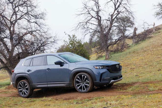 Mazda CX-50 2025 ra mắt: Thêm bản hybrid, máy mượn Toyota nhưng sửa lại hết, CX-5, CX-3 tại Việt Nam có cơ hội điện hóa- Ảnh 1. Mazda CX-50 2025 ra mắt: Thêm bản hybrid, máy mượn Toyota nhưng sửa lại hết, CX-5, CX-3 tại Việt Nam có cơ hội điện hóa- Ảnh 1.