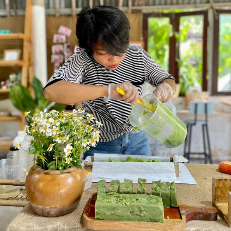 Trăn trở tìm kiếm đam mê, người phụ nữ quyết định bỏ phố về quê khởi nghiệp với sản phẩm từ thảo mộc - Ảnh 2. Trăn trở tìm kiếm đam mê, người phụ nữ quyết định bỏ phố về quê khởi nghiệp với sản phẩm từ thảo mộc - Ảnh 2.