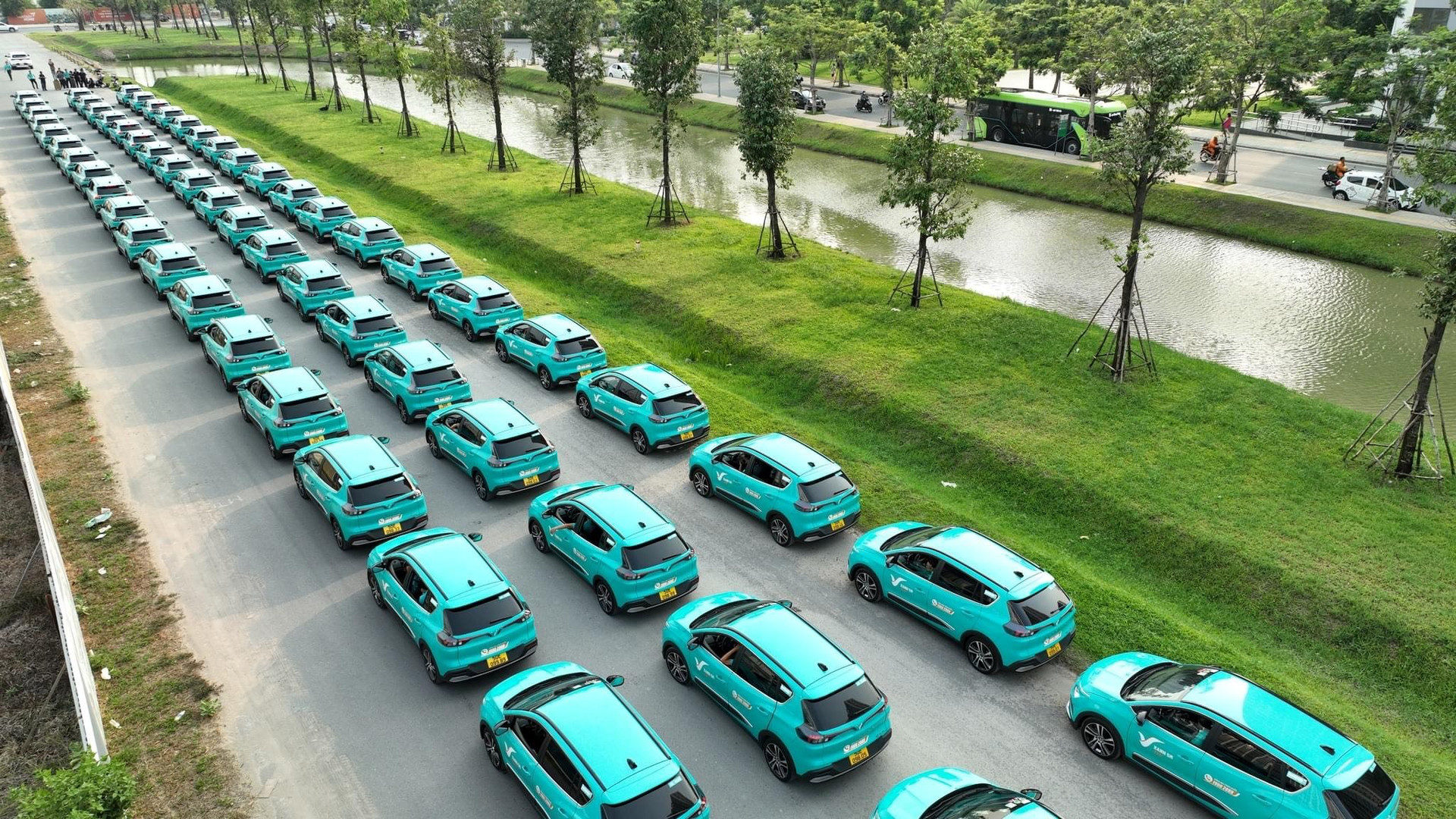 Taxi Xanh SM chính thức khai trương tại TP.HCM, bắt đầu hoạt động từ 30/4 với quy mô 500 xe VF e34, 100 xe VF8 - Ảnh 1. Taxi Xanh SM chính thức khai trương tại TP.HCM, bắt đầu hoạt động từ 30/4 với quy mô 500 xe VF e34, 100 xe VF8 - Ảnh 1.