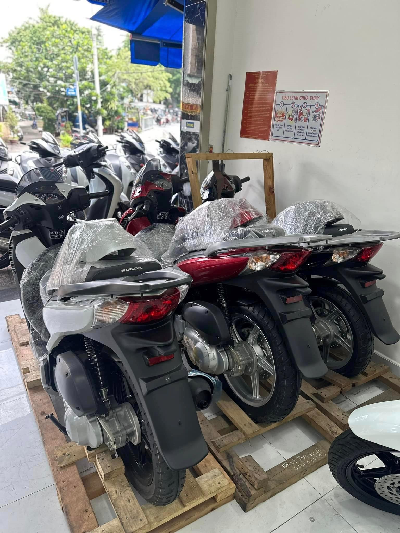 Honda SH 150i nhập khẩu Ý "nguyên zin", chưa lắp cả bánh được rao bán với giá 1,5 tỷ đồng - Ảnh 2. Honda SH 150i nhập khẩu Ý "nguyên zin", chưa lắp cả bánh được rao bán với giá 1,5 tỷ đồng - Ảnh 2.