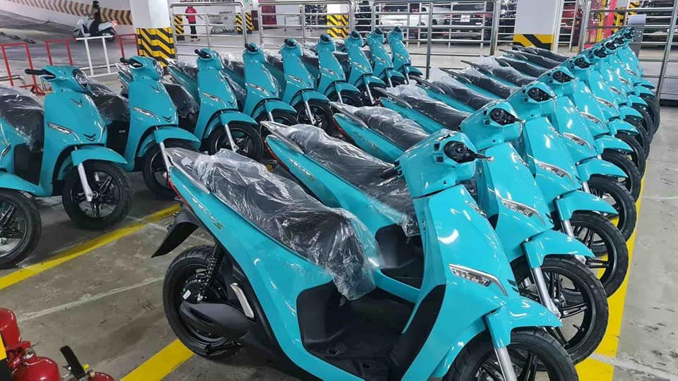 Lộ ảnh dàn ‘xe ôm’ chạy điện của VinFast, ngày ra mắt dịch vụ đấu Grab, Gojek sắp đến? - Ảnh 1. Lộ ảnh dàn ‘xe ôm’ chạy điện của VinFast, ngày ra mắt dịch vụ đấu Grab, Gojek sắp đến? - Ảnh 1.