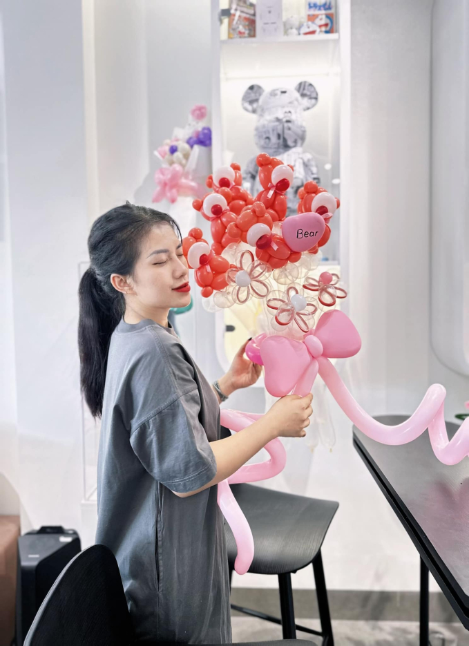 Kinh doanh hoa bóng bay ''hot'' nhất dịp 20/10: Tiểu thương thức trắng đêm để ''chạy đơn'', ngày kiếm từ triệu đến chục triệu đồng - Ảnh 1. Kinh doanh hoa bóng bay ''hot'' nhất dịp 20/10: Tiểu thương thức trắng đêm để ''chạy đơn'', ngày kiếm từ triệu đến chục triệu đồng - Ảnh 1.