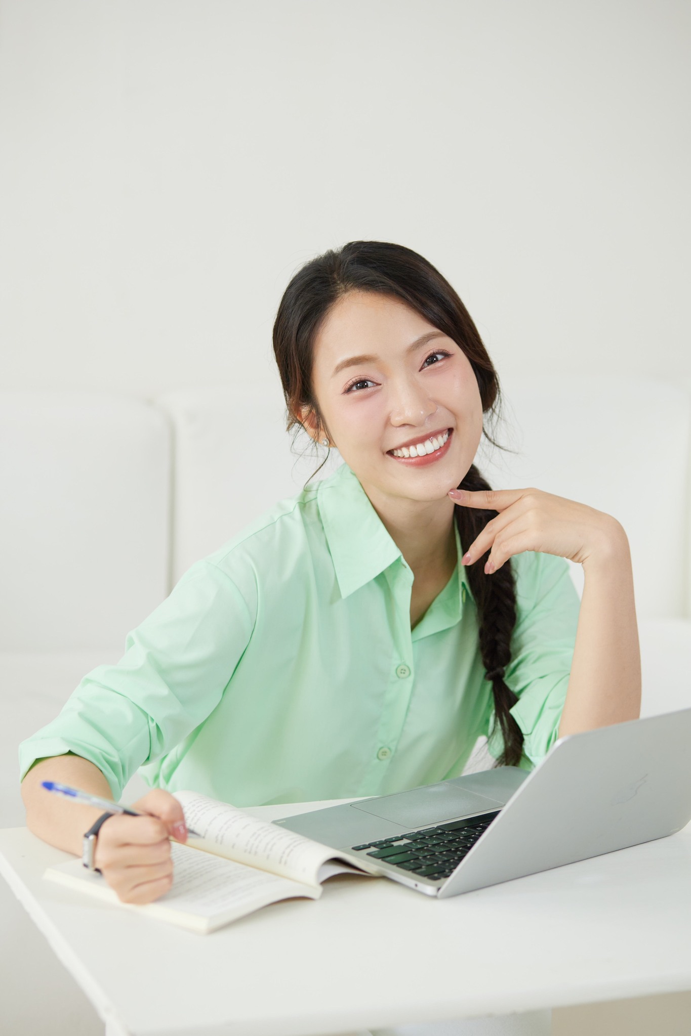 GS Phan Văn Trường - người gần 80 tuổi, từng đàm phán 60 tỷ USD, khuyên người trẻ: Vùng an toàn không phải LƯƠNG và đi làm 8 tiếng/ngày- Ảnh 1. GS Phan Văn Trường - người gần 80 tuổi, từng đàm phán 60 tỷ USD, khuyên người trẻ: Vùng an toàn không phải LƯƠNG và đi làm 8 tiếng/ngày- Ảnh 1.