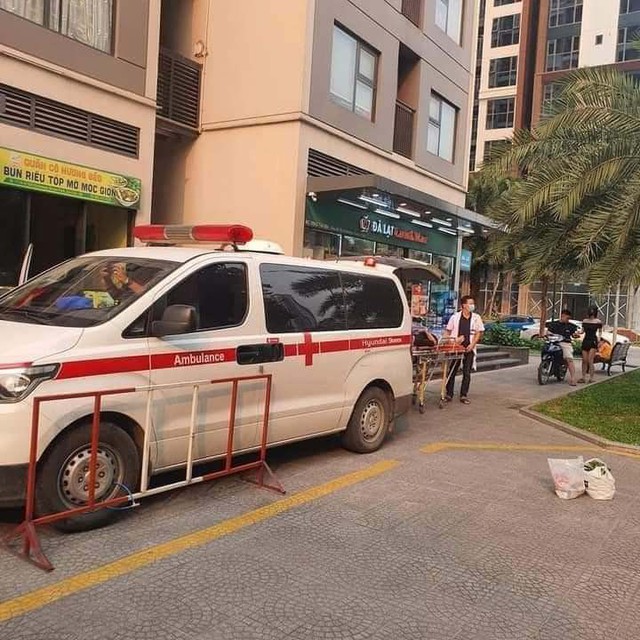 Hình ảnh gây bức xúc: Xe cứu thương bị khóa bánh khi đến chung cư đón người đi cấp cứu (Ảnh: OFFB) Hình ảnh gây bức xúc: Xe cứu thương bị khóa bánh khi đến chung cư đón người đi cấp cứu (Ảnh: OFFB)