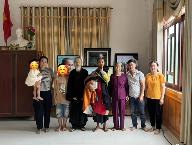 Ông Thích Minh Tuệ về thăm nhà sau 6 năm, trò chuyện với gia đình 3 tiếng- Ảnh 1. Ông Thích Minh Tuệ về thăm nhà sau 6 năm, trò chuyện với gia đình 3 tiếng- Ảnh 1.